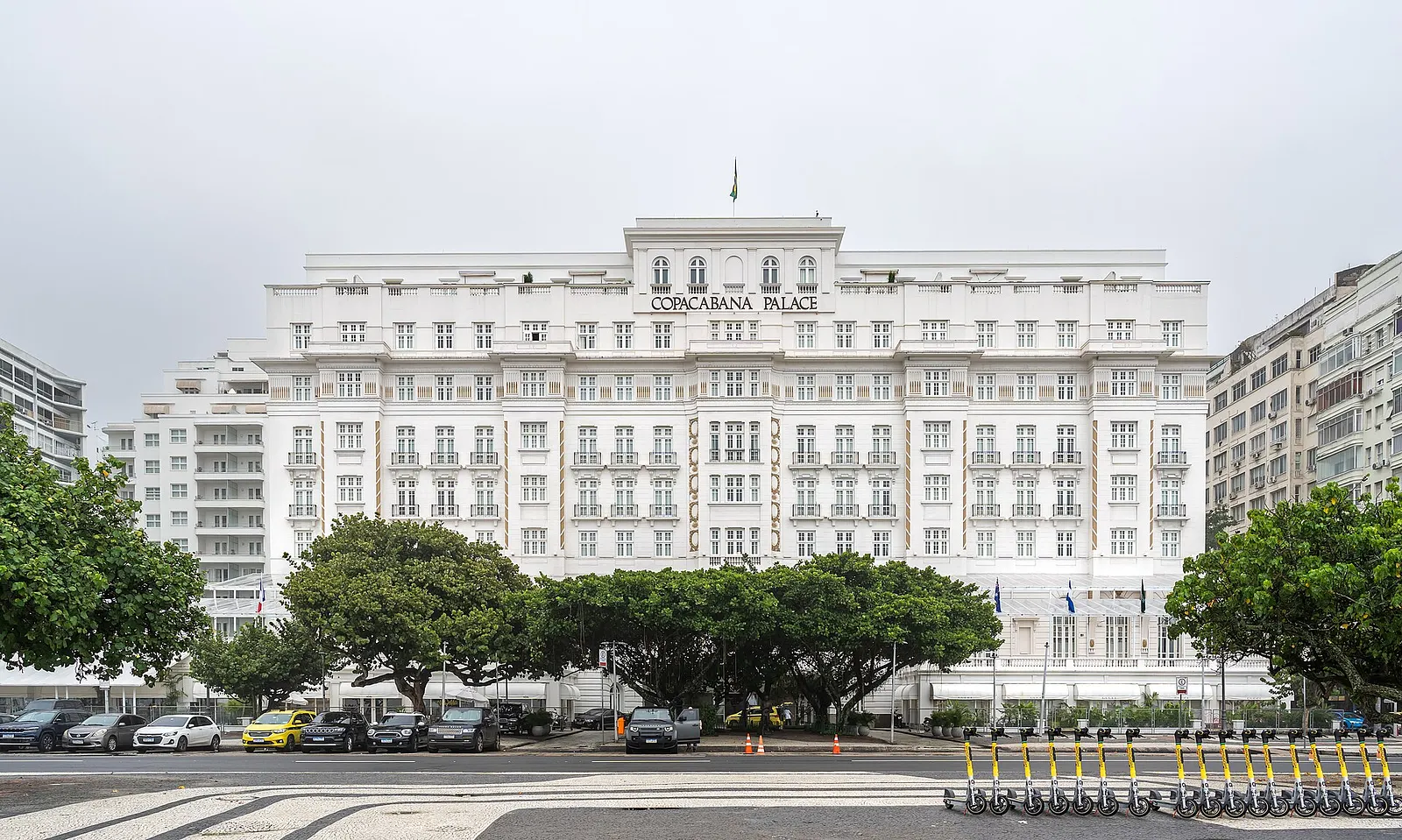 Fachada do Copacabana Palace na Avenida Atlântica, Rio de Janeiro.