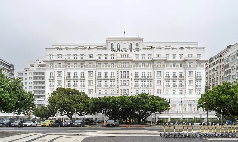 Fachada do Copacabana Palace na Avenida Atlântica, Rio de Janeiro.