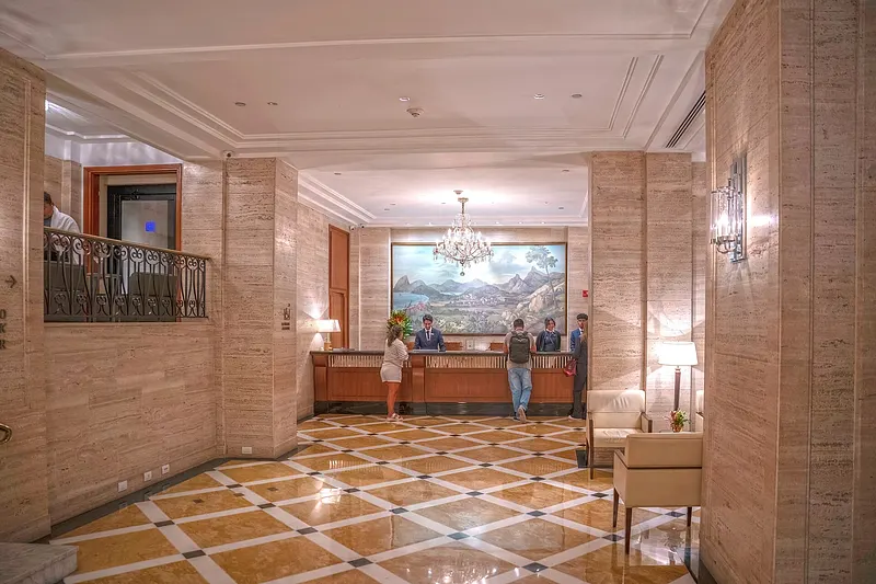 Copacabana Palace visto da praia, o palácio de 1923 no posto 2.