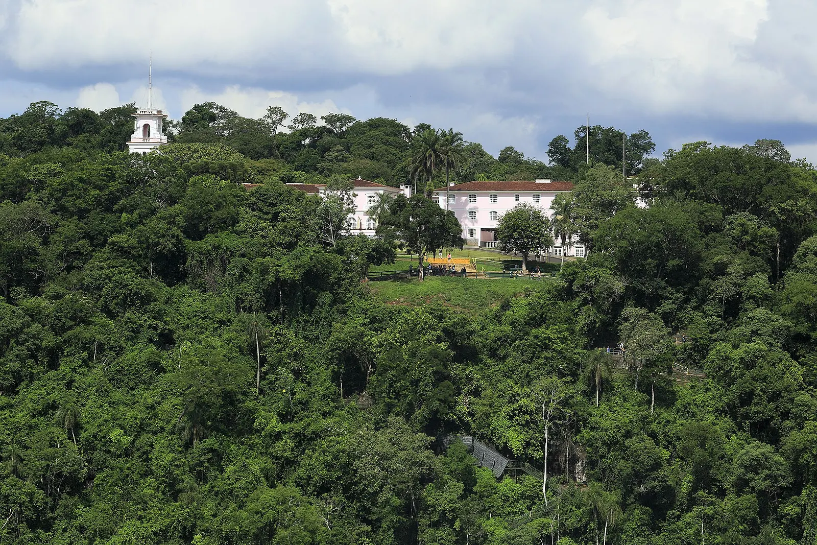 Hotel das Cataratas visto do lado argentino, o único hotel dentro do parque no Brasil.