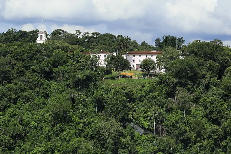 Hotel das Cataratas visto do lado argentino, o único hotel dentro do parque no Brasil.