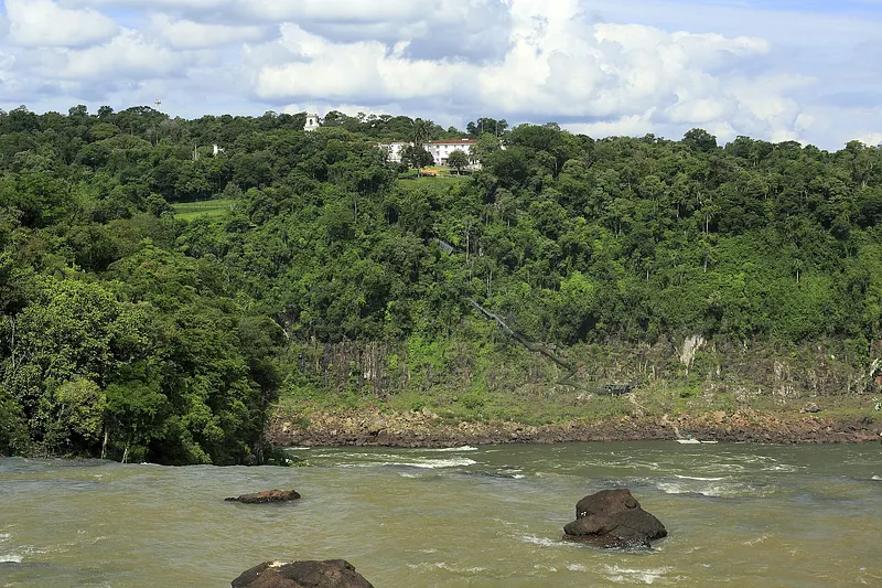 Hotel das Cataratas no Parque Nacional do Iguaçu, com acesso próprio ao rio.