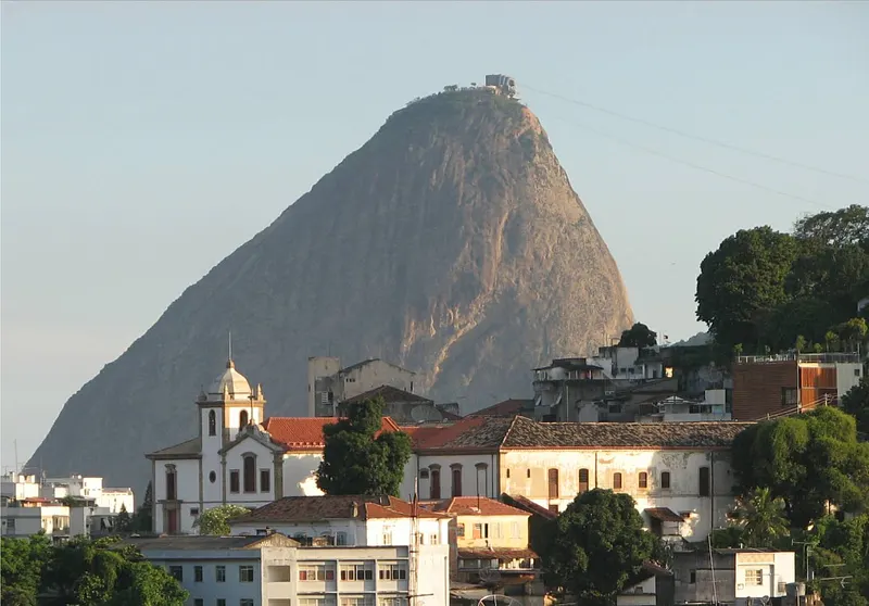 Visão parcial do bairro de Santa Teresa (Santa Teresa District) e Convento das Carmelitas, construído pelo Conde de Bobadela no século XVIII (Rio de Janeiro)...
