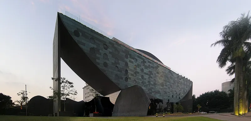 Hotel Unique visto de baixo, projeto de Ruy Ohtake em São Paulo.