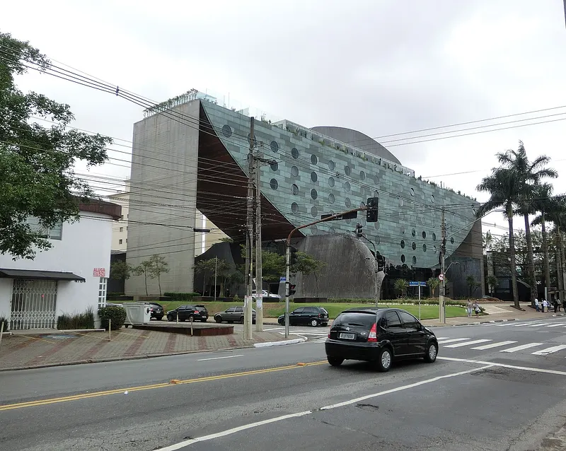 Hotel Unique em São Paulo, o disco invertido nos Jardins.