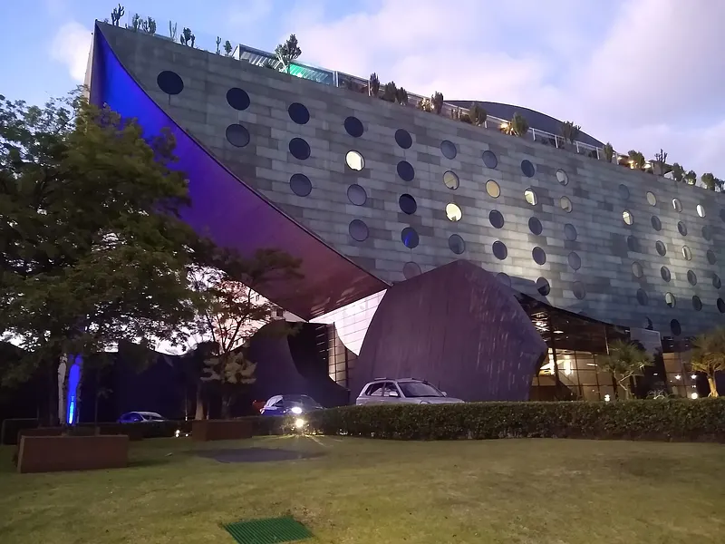 Hotel Unique, arquitetura de Ruy Ohtake, São Paulo.