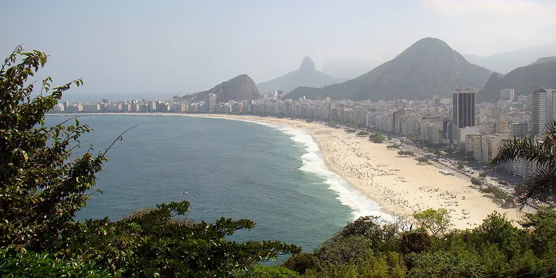 Praia de Copacabana vista da orla, do outro lado da Avenida Atlântica.