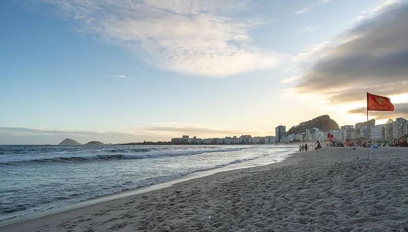 Pôr do sol na Praia de Copacabana, Rio de Janeiro.
