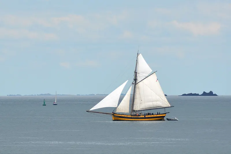 Bateau Le Renard de Saint-Malo. Réplique du bateau cotre du corsaire Robert Surcouf. En mer en avril 2025