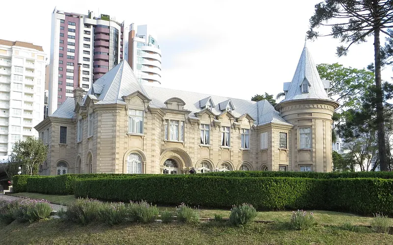 O Castelo do Batel, que abrigou a sede da RPC TV Curitiba entre 1969 e 2003.