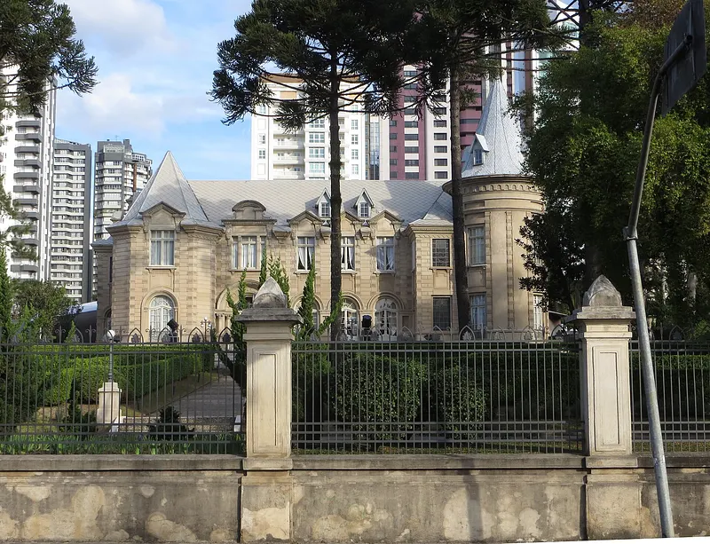 O Castelo do Batel, que abrigou a sede da RPC TV Curitiba entre 1969 e 2003.