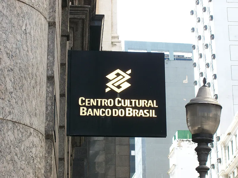 Placa do Centro Cultural Banco do brasil na porta deste, próximo ao Centro Cultural Correios.