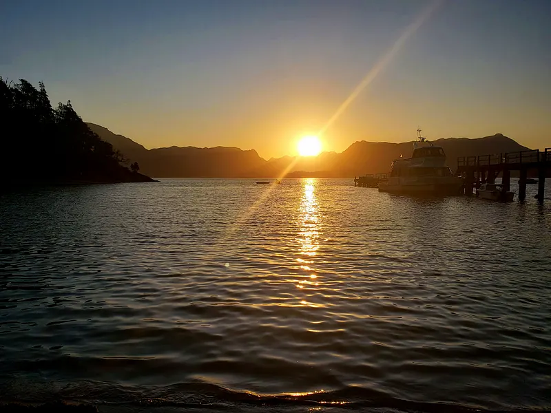 Vista desde la playa de la Bahía Brava, Villa La Angostura, Neuquén, Argentina